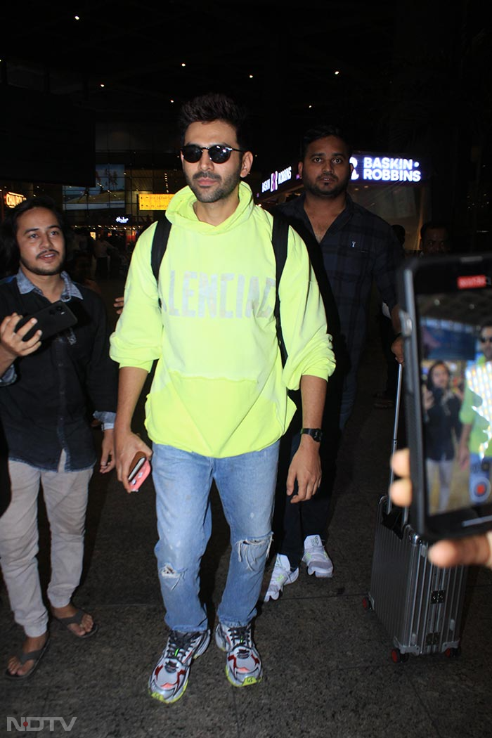 Kartik Aaryan was pictured at the airport, wearing a hoodie and shades. (Image Courtesy: Varinder Chawla)