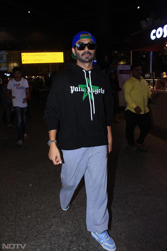 <i>Jubilee</i> star Aparshakti Khurana looked uber cool in his airport wear. (Image Courtesy: Varinder Chawla)