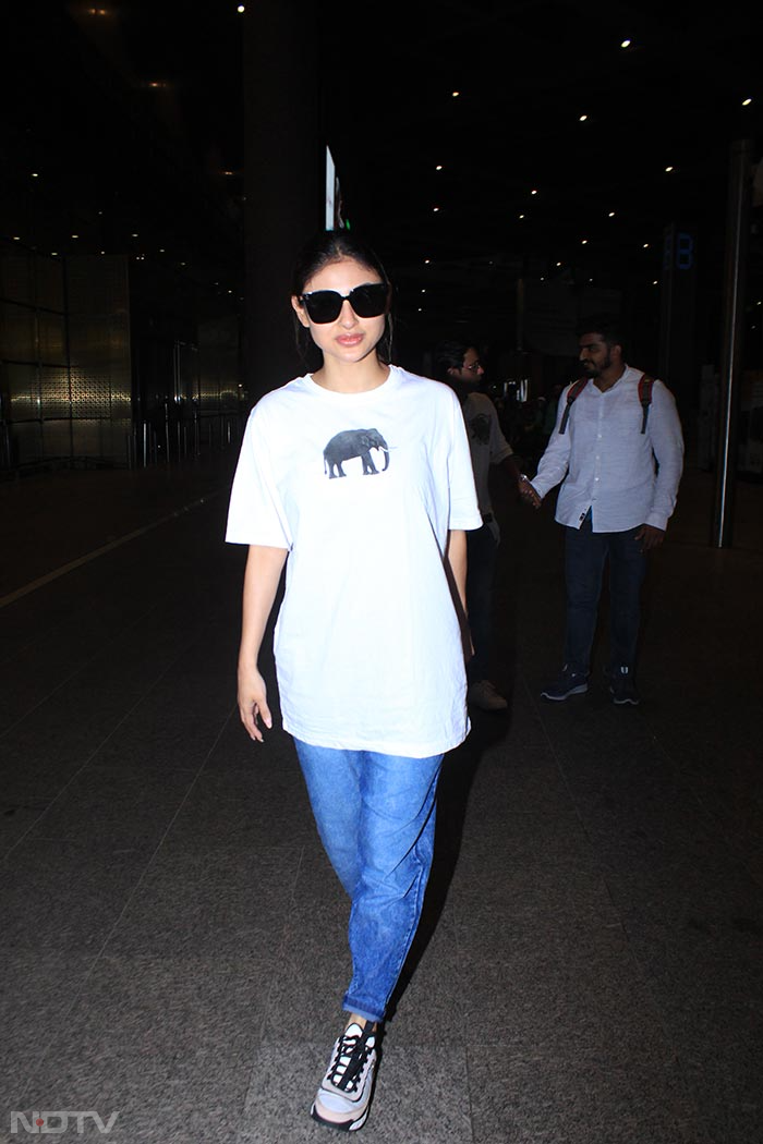 Mouni Roy posed for the shutterbugs stationed at the airport. (Image Courtesy: Varinder Chawla)