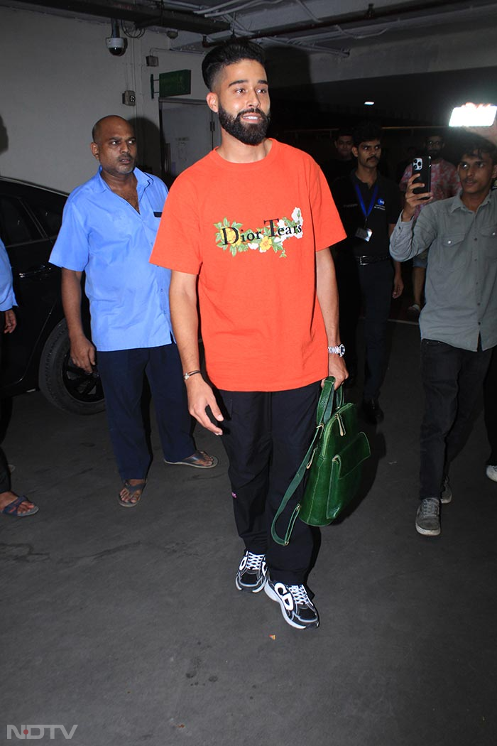 Singer-rapper AP Dhillon was spotted at the airport in a red T-shirt. (Image Courtesy: Varinder Chawla)