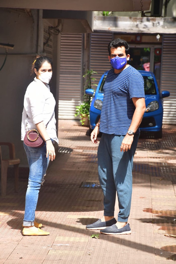 Celebrity couple Sagarika Ghatge and Zaheer Khan posed for the shutterbugs in Bandra.
