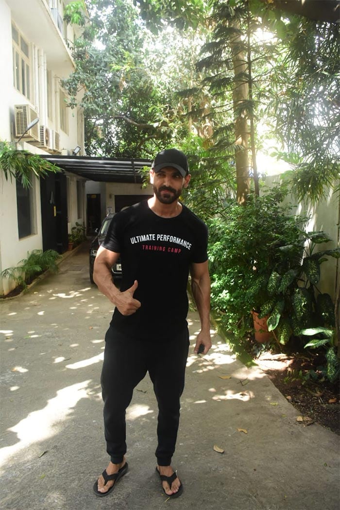 Spotted in Bandra, actor John Abraham flashed a thumbs up for the paparazzi.<br><br>(Image courtesy: Varinder Chawla)