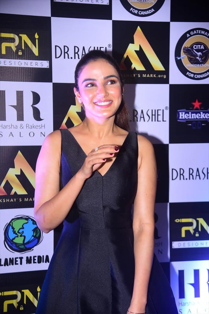 TV actress Jasmin Bhasin was pictured at the International Iconic Awards function.
