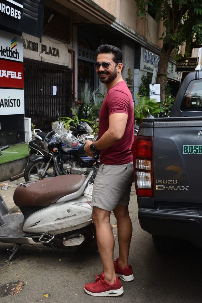 Abhinav Shukla was also photographed in Andheri.