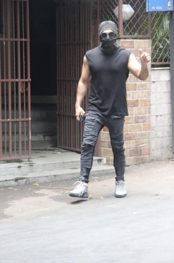 Actor Ranveer Singh gave a thumbs up to the mediapersons as he was pictured outside a dubbing studio.