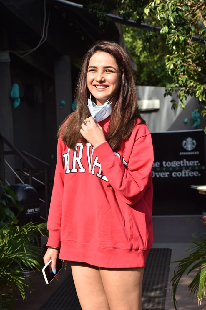 Former  Bigg Boss  contestant Jasmin Bhasin was all smiles as she was pictured outside Starbucks in Juhu.