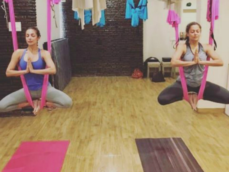 मलाइका आरोड़ा और बहन अमृता अरोड़ा ले रही हैं योगा क्‍लास