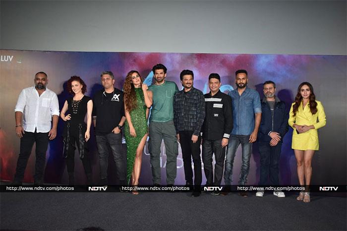 Aditya Roy Kapur, Anil Kapoor and Disha Patani posed for a group photo with the crew of <I>Malang</i>. The film releases on February 7.