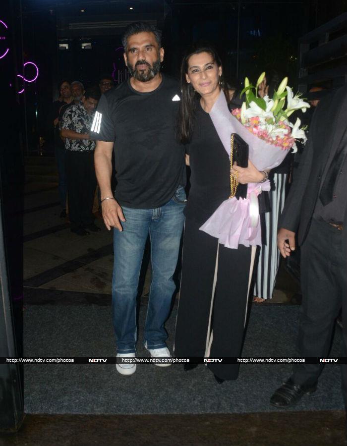 The festivities for Mana Shetty's birthday began on Tuesday evening when the family (minus Athiya) dined together at a suburban Mumbai restaurant.