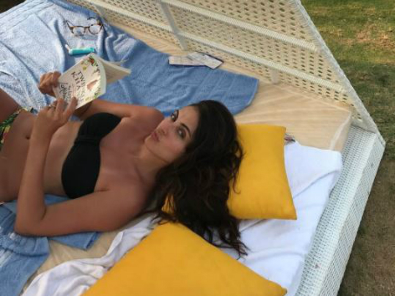 गोवा में छुट्टियां मना रही हैं मंदना करीमी, देखें तस्वीरें