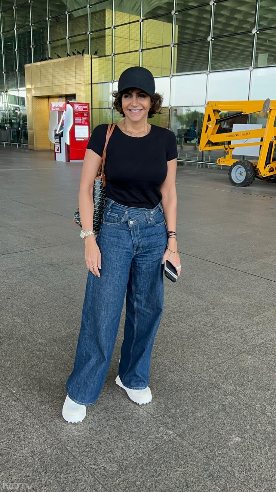 Mandira Bedi opted for denims and paired it with white sneakers. (Image Courtesy: Varinder Chawla)