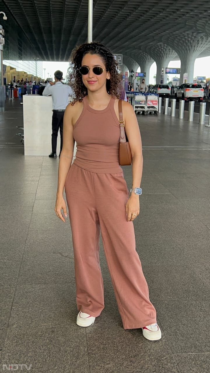 Sanya Malhotra was all smiles. (Image Courtesy: Varinder Chawla)