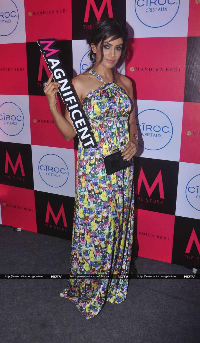 Sonali Kulkarni wore a 70s retro inspired printed evening dress and accesorised it with a geometric clutch. Magnificent.