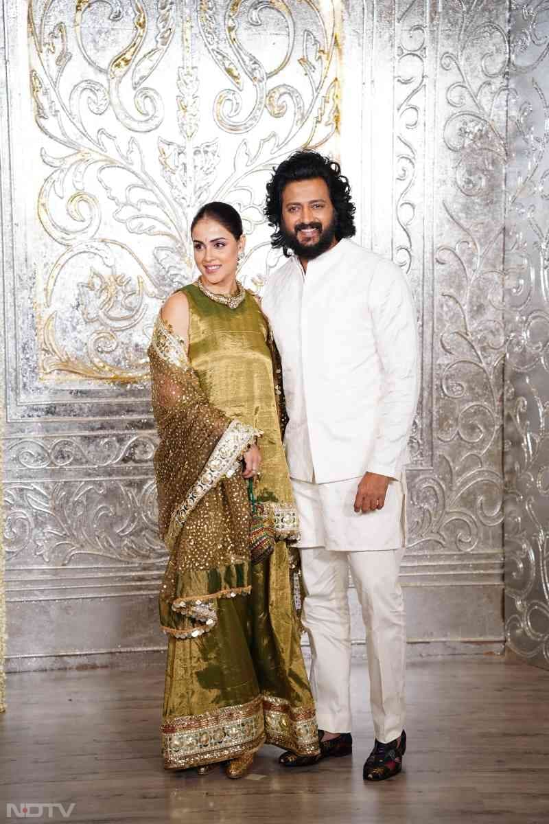 रितेश देशमुख और जेनेलिया डिसूजा परफेक्ट ट्रेडिशनल आउटफिट में पहुंचें और पैपराजी को पोज देते हुए नजर आए.