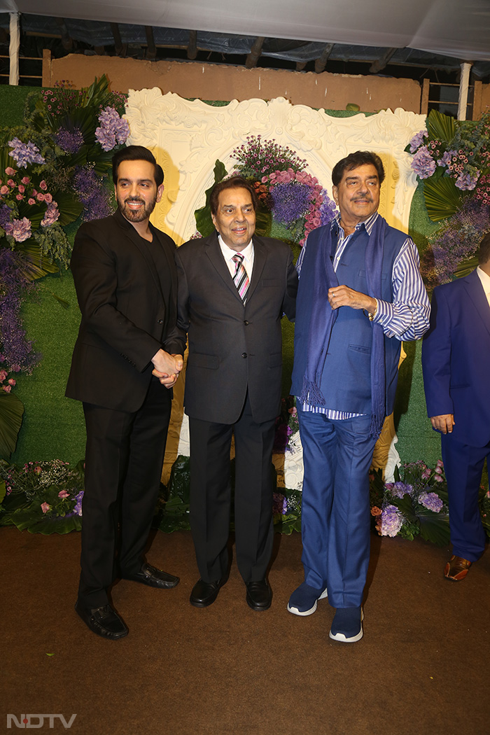 Karan Deol's Reception Party: सनी देओल के बेटे करण देओल की रिसेप्शन पार्टी में नज़र आए सलमान-आमिर खान, सुनील शेट्टी समेत कई सेलेब्स