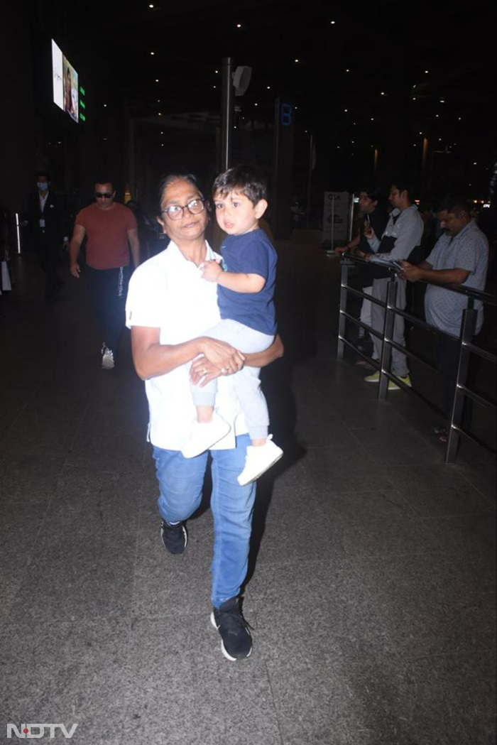 मुंबई एयरपोर्ट पर नज़र आए सैफ अली खान, करीना कपूर,  कैटरीना कैफ समेत कई स्टार्स