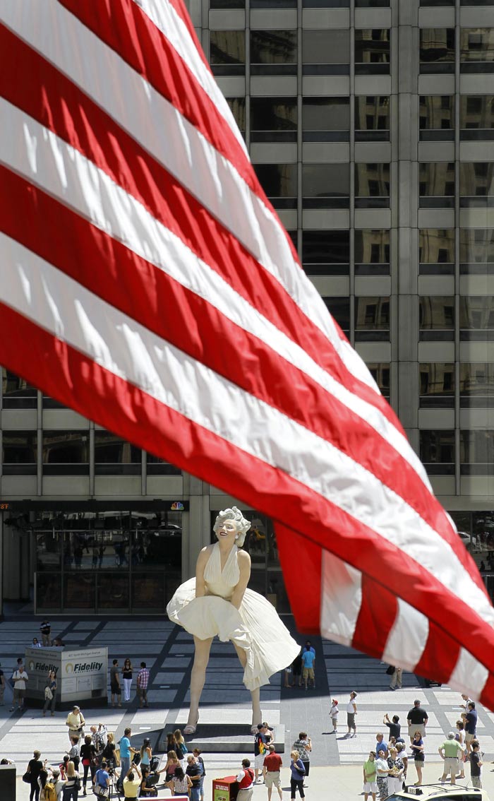 Marilyn Monroe\'s risqué statue unveiled