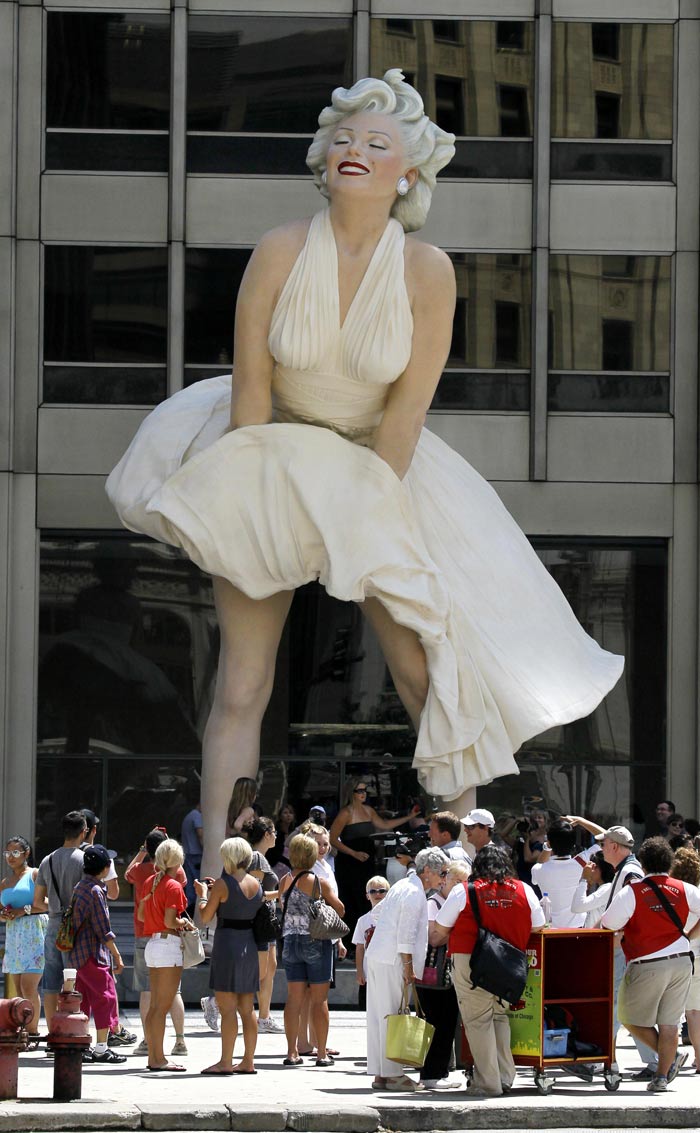 Marilyn Monroe's iconic pose never gets old. : r/funny