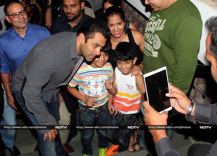 Salman, who is awaiting the release of <i>Bajrangi Bhaijaan</i>, mingled with his little fans at the venue.