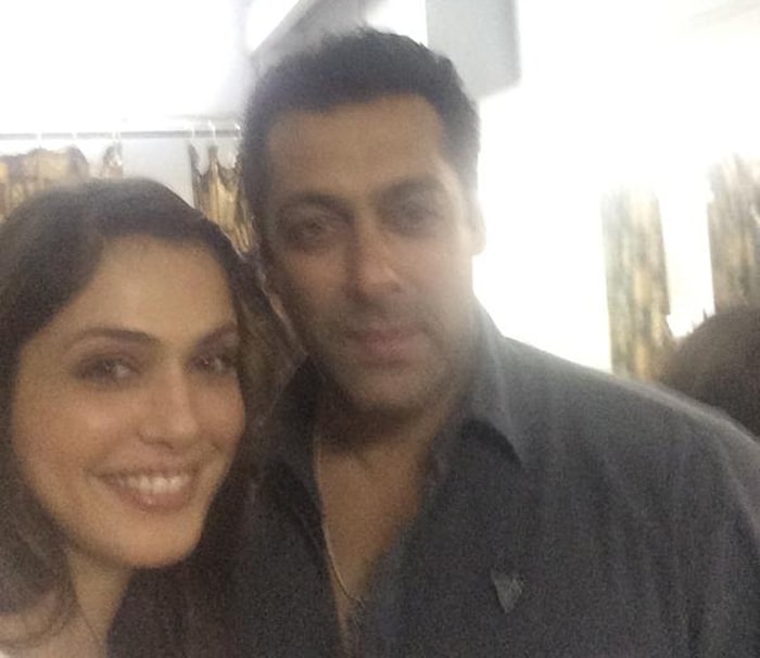 Isha couldn't resist taking a selfie with Salman. She captioned it: "Selfie Le Le Re with @BeingSalmanKhan  @AnupamPkher  ji's #MeraWohMatlabNahiTha"