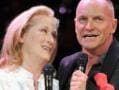 Photo : Meryl Streep sings with Sting in concert