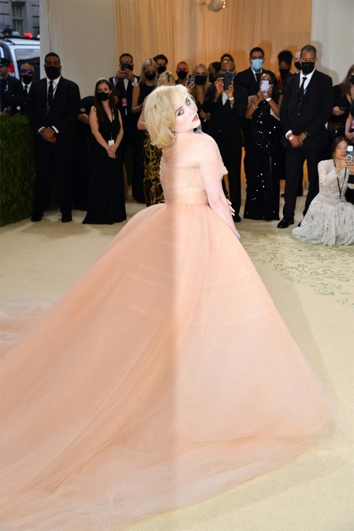 Look who's on the red carpet - Billie Eilish, who co-chaired the gala, arrived looking like a dream in a peach Oscar de la Renta gown.