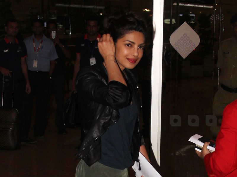 Photo : Priyanka's Never Ending Affair With the Airport