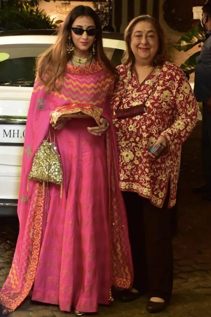 मीरा राजपूत और मिहीका बजाज ने सुनीता कपूर के घर मनाया करवा चौथ