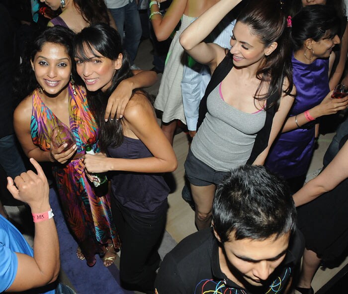 Suman Rangnathan poses with friends at the IPL Nights after party following the 2010 DLF Indian Premier League T20 group stage match between Royal Challengers Bangalore and Kings XI Punjab at the ITC Gardenia in Bangalore.  (Photo: IPL2010/Getty Images)