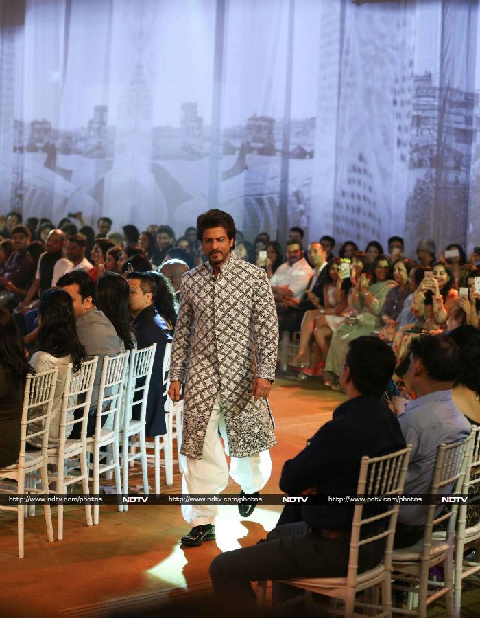 मिजवान फैशन शो में रैंप पर उतरे शाहरुख खान और अनुष्‍का शर्मा