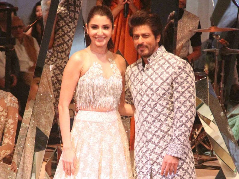Photo : Mijwan: SRK And Anushka Walk The Ramp For Manish Malhotra