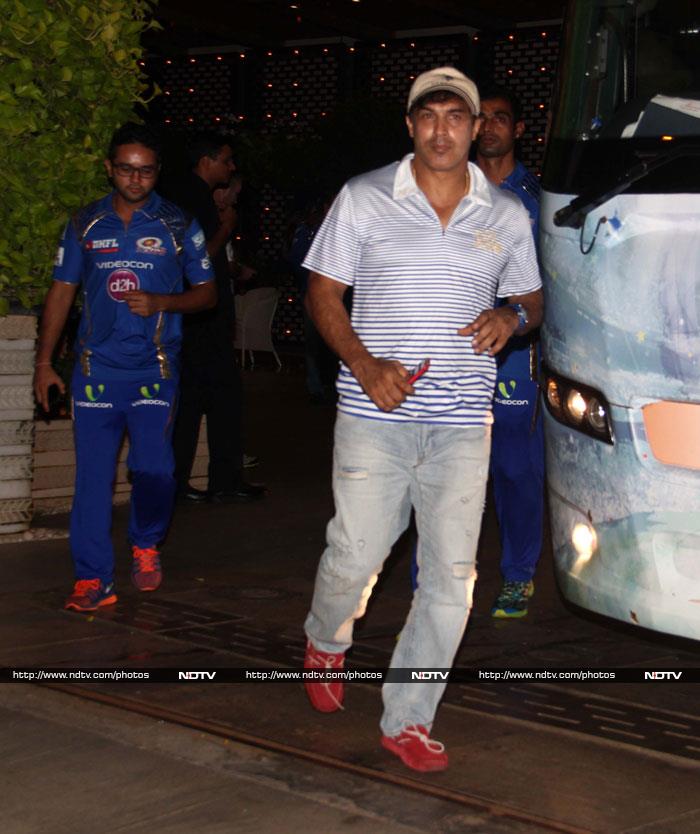 Robin Singh wore a striped shirt, sky blue denims and a baseball cap.