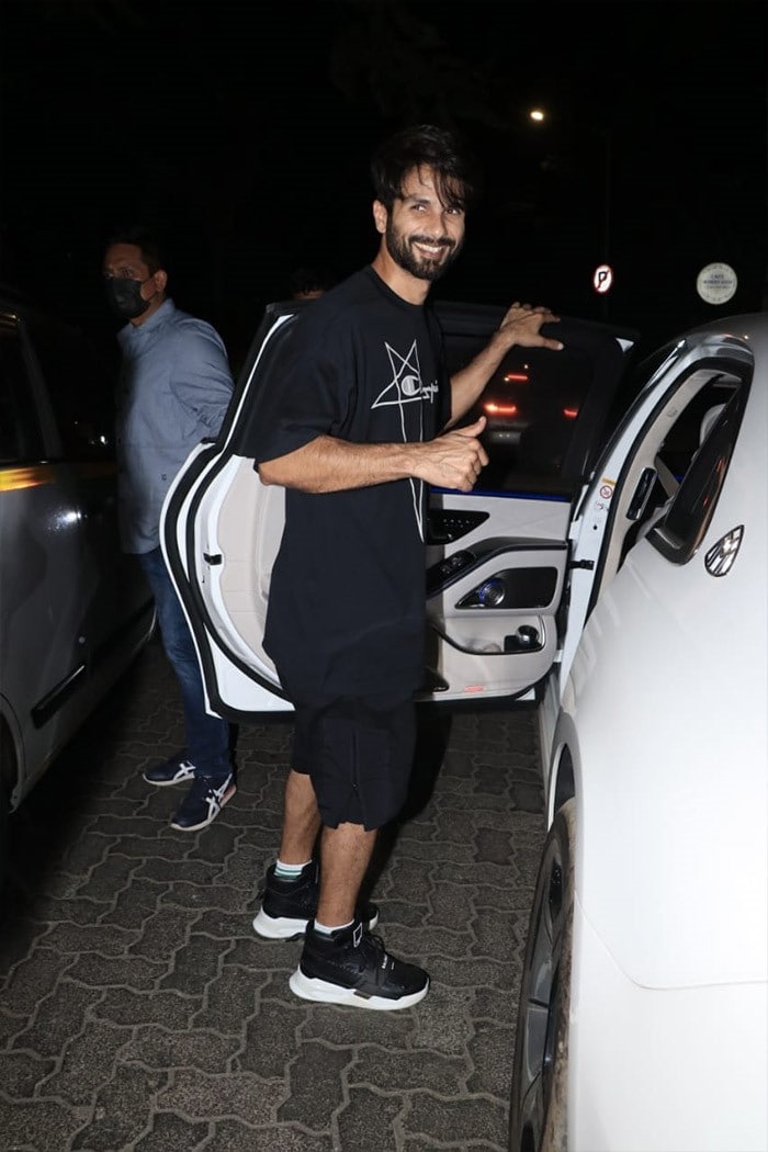 For the dinner, Shahid Kapoor chose a comfy and casual outfit