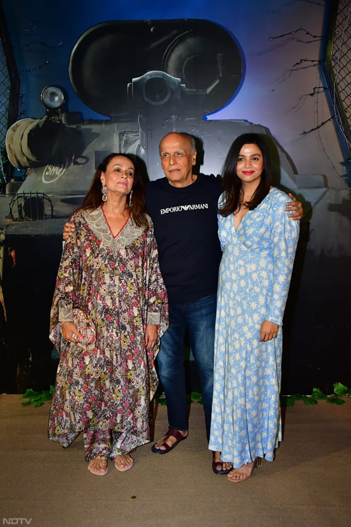 Soni Razdan was clicked with husband Mahesh Bhatt and daughter Shaheen. (Image courtesy: Varinder Chawla)