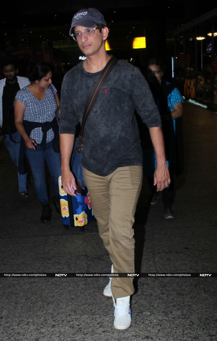 Shahid Kapoor Returns From IIFA. Excited, Misha Received Her Dad