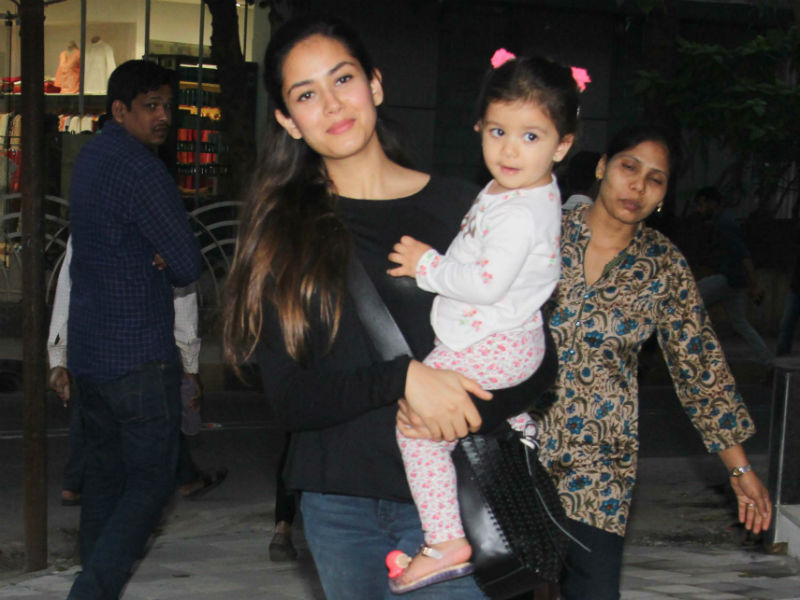 मॉम मीरा के साथ घूम रही शाहिद कपूर की बेटी