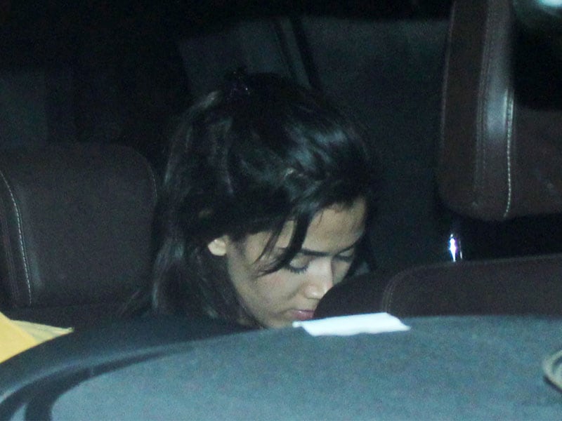 Photo : Mira Rajput Goes Out to Dinner in Mumbai