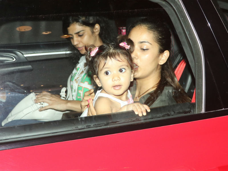 कैमरा फ्रेंडली हैं शाहिद कपूर की बेटी, ये रहा सबूत