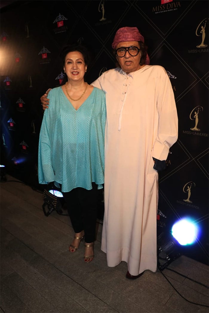 Legendary actor Ranjeet posed with his wife Aloka Bedi for shutterbugs at the success party.