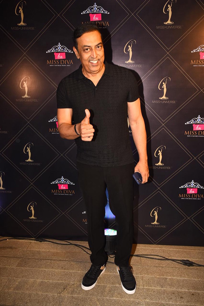 Vindu Dara Singh posed for shutterbugs in style.