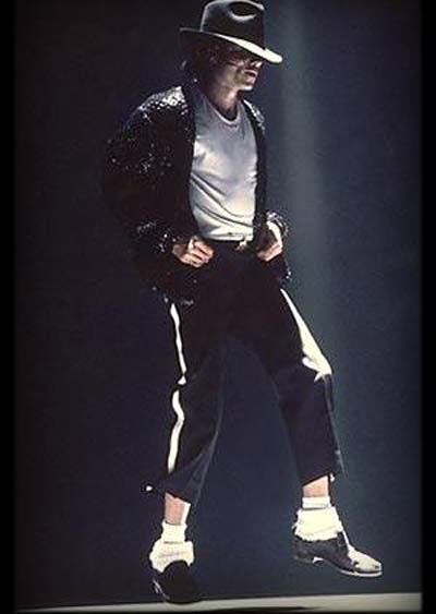 Jackson last performed the Moonwalk in September 2001 at a one-off concert celebrating his 30th anniversary as a performer.