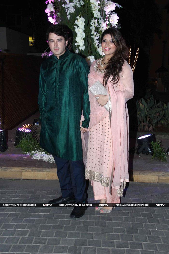 We got a sare sighting of actor Jugal Hansraj and his wife Jasmine.