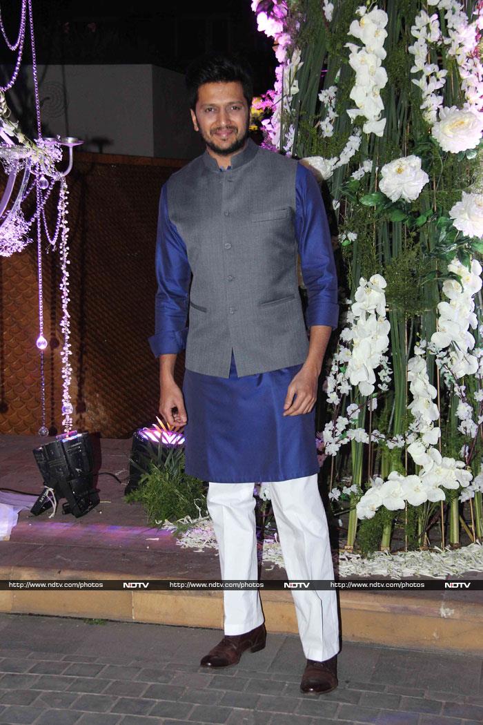 Riteish Deshmukh looked handsome in ethnic wear.