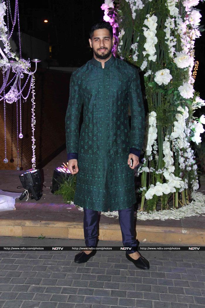 Siddharth Malhotra chose a bottle green kurta for the occasion.