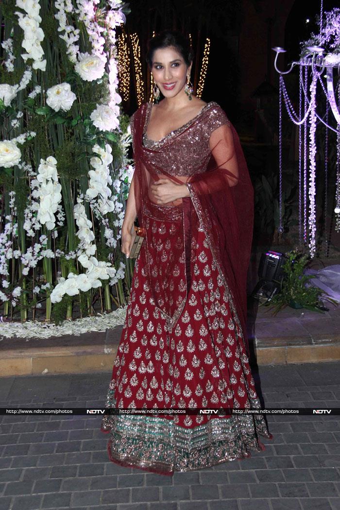 VJ-turned-actress Sophie Choudry made heads turn in a maroon Manish Malhotra <i>lehenga</i>.