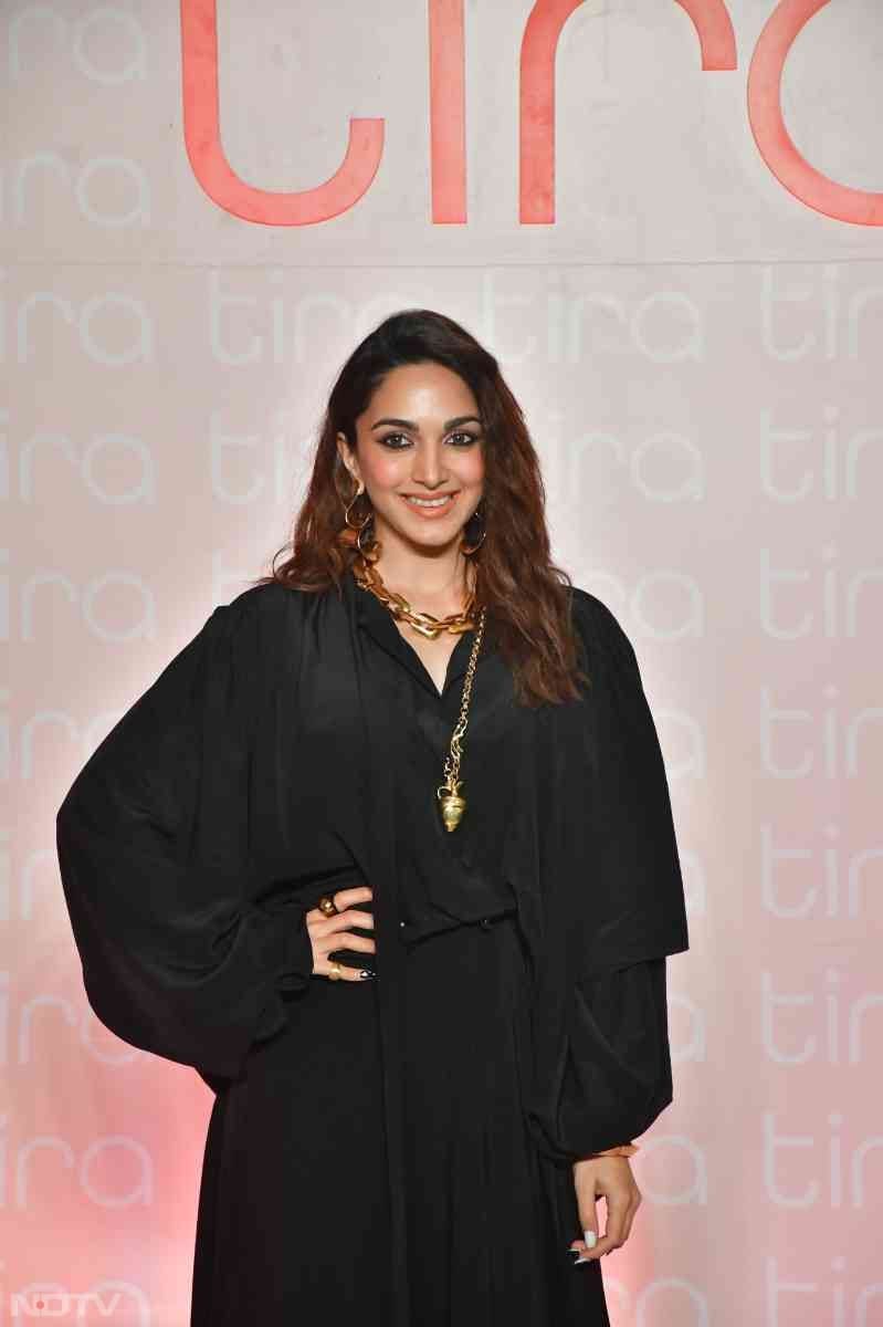 Keeping it effortlessly chic in a baggy black ensemble, Kiara Advani left the fashion critics impressed. (Image Courtesy: Varinder Chawla)