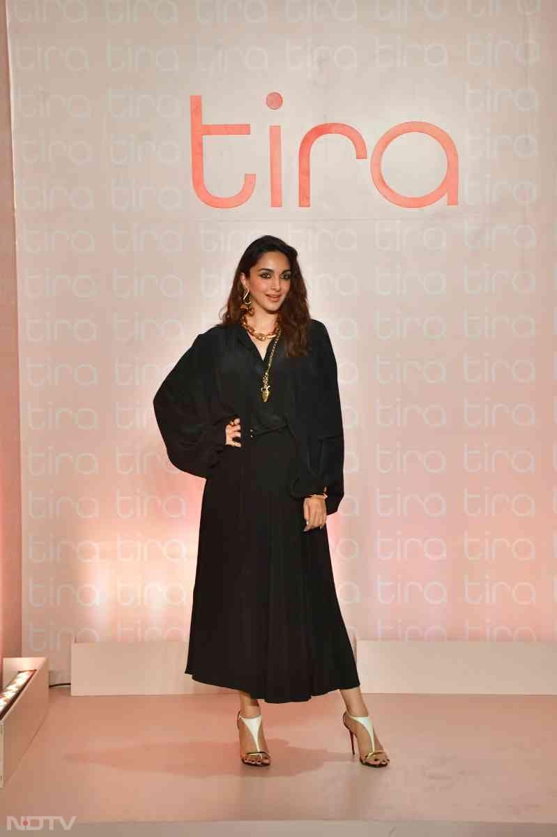 Kiara complemented her look with chunky golden accessories and matching heels. (Image Courtesy: Varinder Chawla)