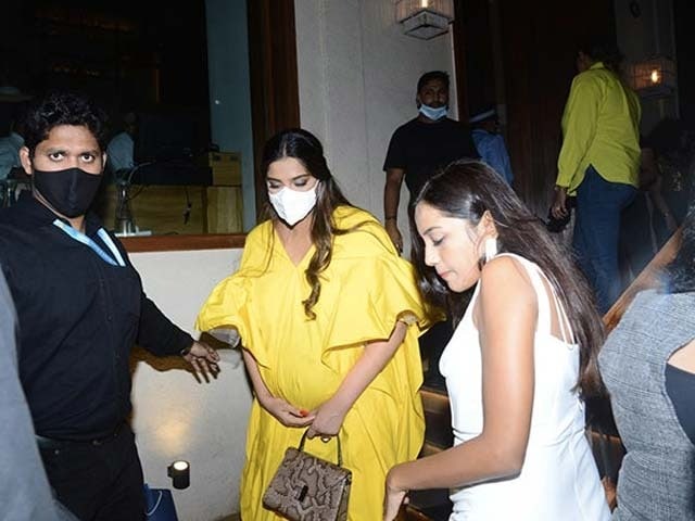 Photo : Mom-To-Be Sonam Kapoor's Day Out In The City