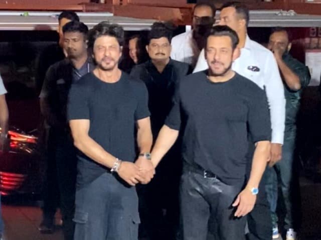 Photo : In Pics: Moments From Shah Rukh And Salman Khan's Reunion Last Night