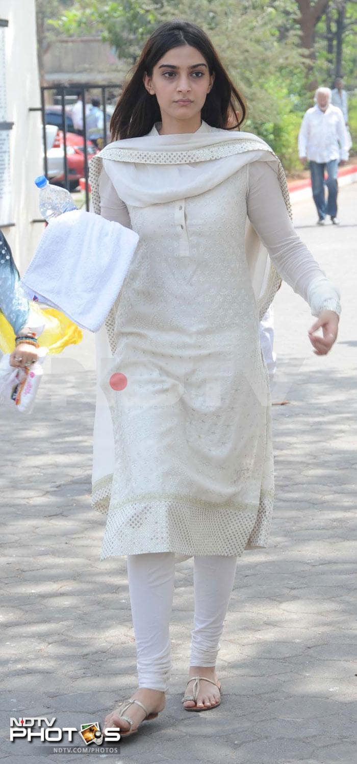 Mona Kapoor\'s last rites in Mumbai